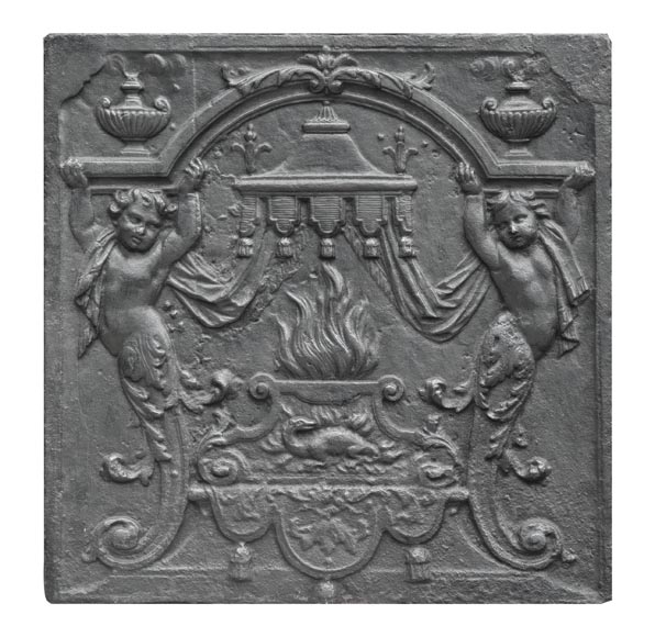 Plaque de cheminée du XVIIIe siècle à la salamandre et aux deux atlantes supportant un entablement aux vases à feu Plaque de cheminée du XVIIIe siècle à la salamandre et aux deux atlantes supportant un entablement aux vases à feu-0