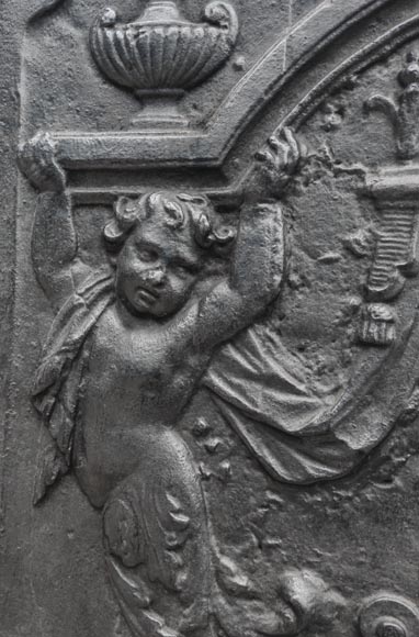 Plaque de cheminée du XVIIIe siècle à la salamandre et aux deux atlantes supportant un entablement aux vases à feu Plaque de cheminée du XVIIIe siècle à la salamandre et aux deux atlantes supportant un entablement aux vases à feu-3