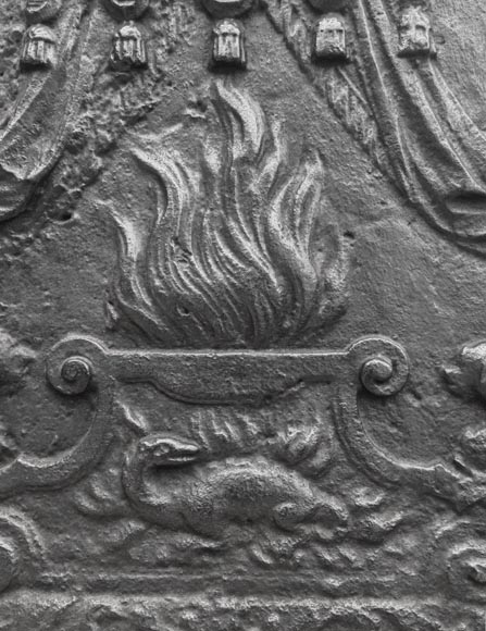 Plaque de cheminée du XVIIIe siècle à la salamandre et aux deux atlantes supportant un entablement aux vases à feu Plaque de cheminée du XVIIIe siècle à la salamandre et aux deux atlantes supportant un entablement aux vases à feu-4