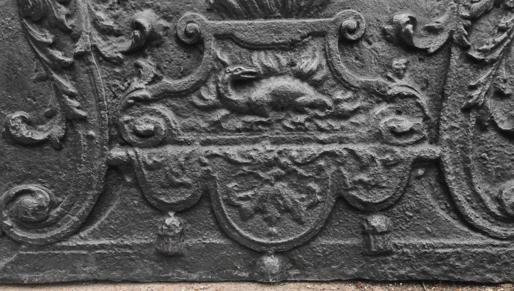 Plaque de cheminée du XVIIIe siècle à la salamandre et aux deux atlantes supportant un entablement aux vases à feu Plaque de cheminée du XVIIIe siècle à la salamandre et aux deux atlantes supportant un entablement aux vases à feu-6