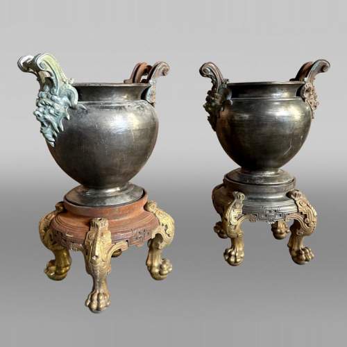 Paire de vases de style Japonesque en fonte sur socles à pieds griffes
