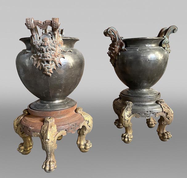 Paire de vases de style Japonesque en fonte sur socles à pieds griffes Paire de vases de style Japonesque en fonte sur socles à pieds griffes-1