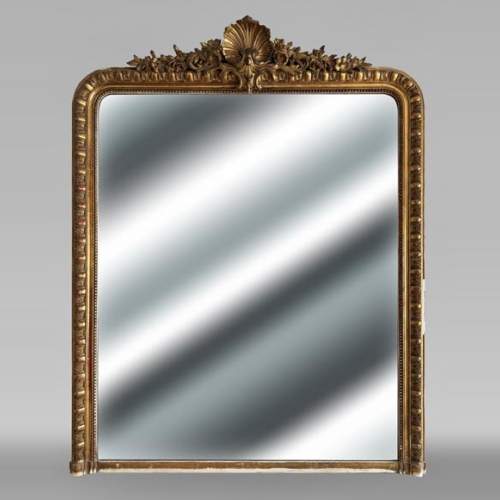 Trumeau doré de style Louis XV surmonté d'une coquille