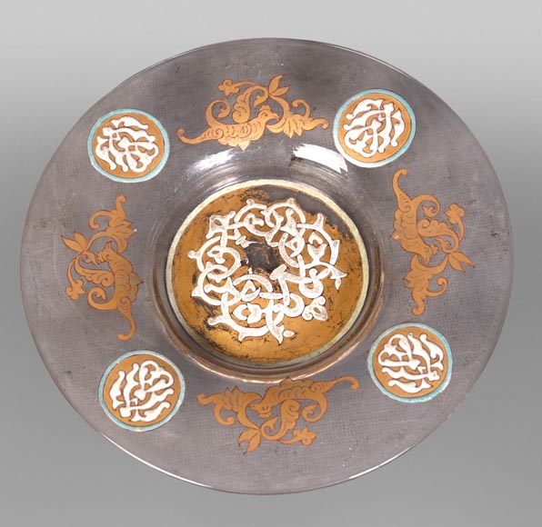 GIBOIN Nicolas-Jean Alphonse — Assiette en verre soufflé émaillé et doré à décor hispano-mauresque-1
