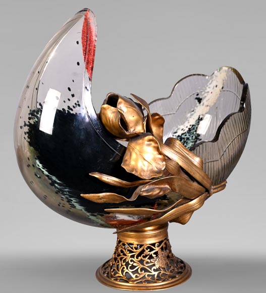 D'après l'Escalier de CRISTAL, François-Eugène ROUSSEAU et Ernest LÉVEILLÉ, vase Japonesque en verre polychrome ceint d'un iris en bronze doré-1