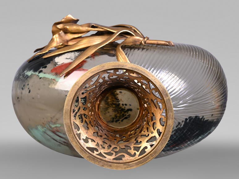 D'après l'Escalier de CRISTAL, François-Eugène ROUSSEAU et Ernest LÉVEILLÉ, vase Japonesque en verre polychrome ceint d'un iris en bronze doré-11