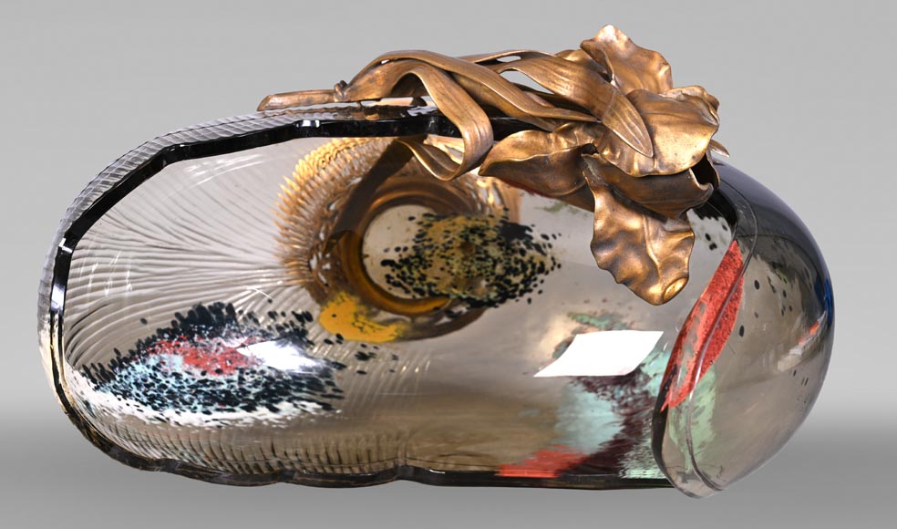 D'après l'Escalier de CRISTAL, François-Eugène ROUSSEAU et Ernest LÉVEILLÉ, vase Japonesque en verre polychrome ceint d'un iris en bronze doré-12