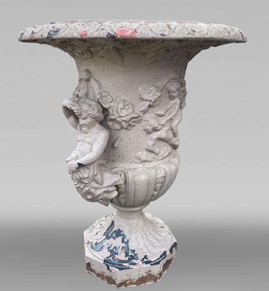 Vase de jardin en fonte à frise d'Amours et anses formées d'angelots ailés Vase de jardin en fonte à frise d'Amours et anses formées d'angelots ailés-2