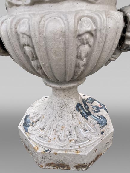 Vase de jardin en fonte à frise d'Amours et anses formées d'angelots ailés Vase de jardin en fonte à frise d'Amours et anses formées d'angelots ailés-5