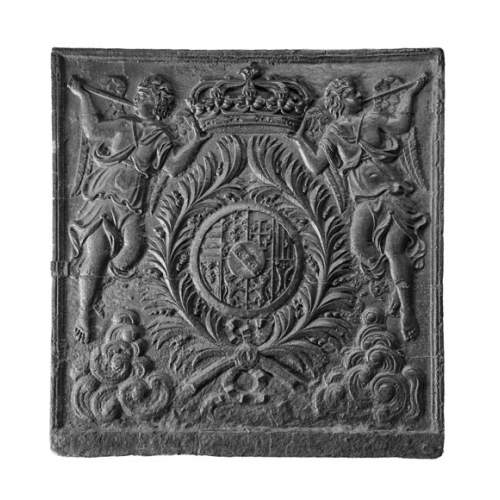 Plaque de cheminée du XVIII ème siècle aux armoiries encadrées d'anges musiciens