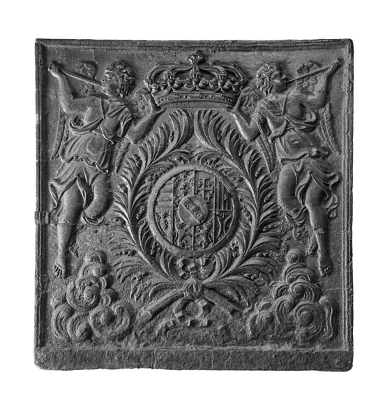 Plaque de cheminée du XVIII ème siècle aux armoiries encadrées d'anges musiciens Plaque de cheminée du XVIII ème siècle aux armoiries encadrées d'anges musiciens-0