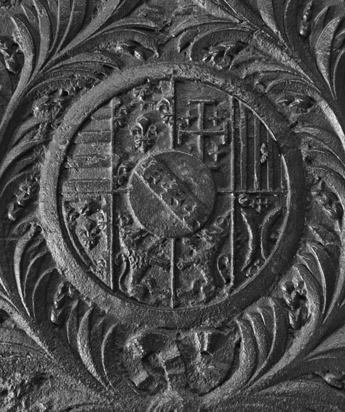 Plaque de cheminée du XVIII ème siècle aux armoiries encadrées d'anges musiciens Plaque de cheminée du XVIII ème siècle aux armoiries encadrées d'anges musiciens-1