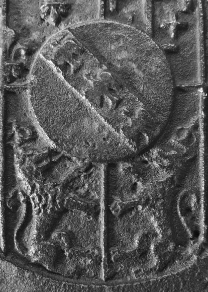 Plaque de cheminée du XVIII ème siècle aux armoiries encadrées d'anges musiciens Plaque de cheminée du XVIII ème siècle aux armoiries encadrées d'anges musiciens-2