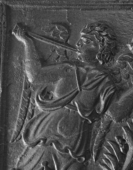 Plaque de cheminée du XVIII ème siècle aux armoiries encadrées d'anges musiciens Plaque de cheminée du XVIII ème siècle aux armoiries encadrées d'anges musiciens-3
