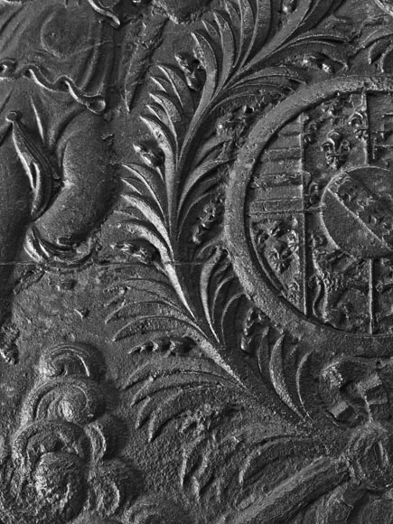 Plaque de cheminée du XVIII ème siècle aux armoiries encadrées d'anges musiciens Plaque de cheminée du XVIII ème siècle aux armoiries encadrées d'anges musiciens-4