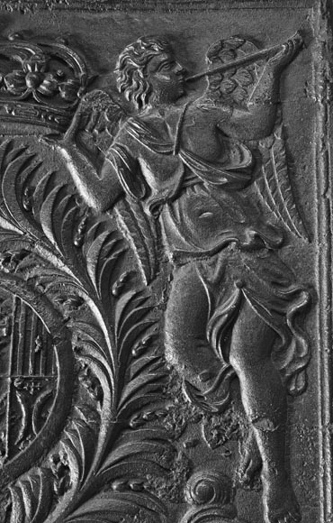 Plaque de cheminée du XVIII ème siècle aux armoiries encadrées d'anges musiciens Plaque de cheminée du XVIII ème siècle aux armoiries encadrées d'anges musiciens-5