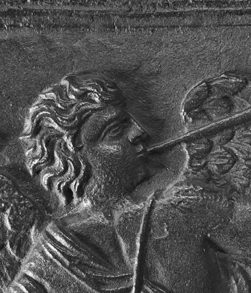 Plaque de cheminée du XVIII ème siècle aux armoiries encadrées d'anges musiciens Plaque de cheminée du XVIII ème siècle aux armoiries encadrées d'anges musiciens-6