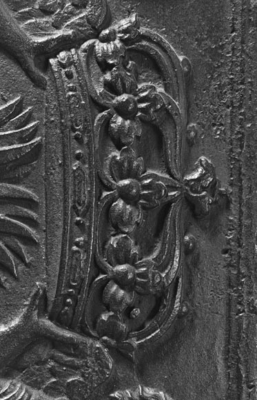 Plaque de cheminée du XVIII ème siècle aux armoiries encadrées d'anges musiciens Plaque de cheminée du XVIII ème siècle aux armoiries encadrées d'anges musiciens-7