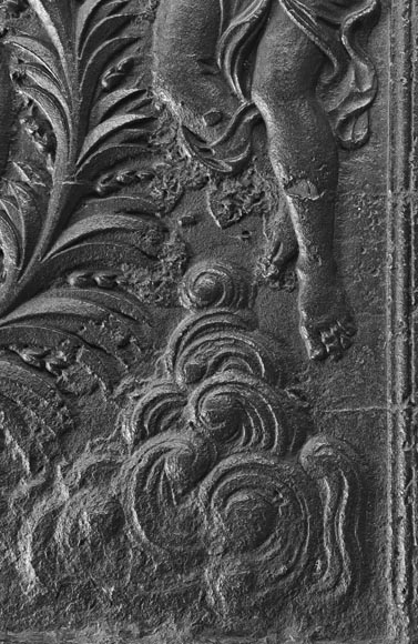 Plaque de cheminée du XVIII ème siècle aux armoiries encadrées d'anges musiciens Plaque de cheminée du XVIII ème siècle aux armoiries encadrées d'anges musiciens-8