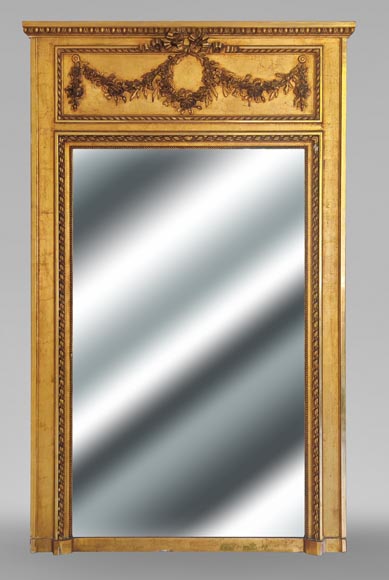 Trumeau doré de style Louis XVI à la couronne de fleur-0