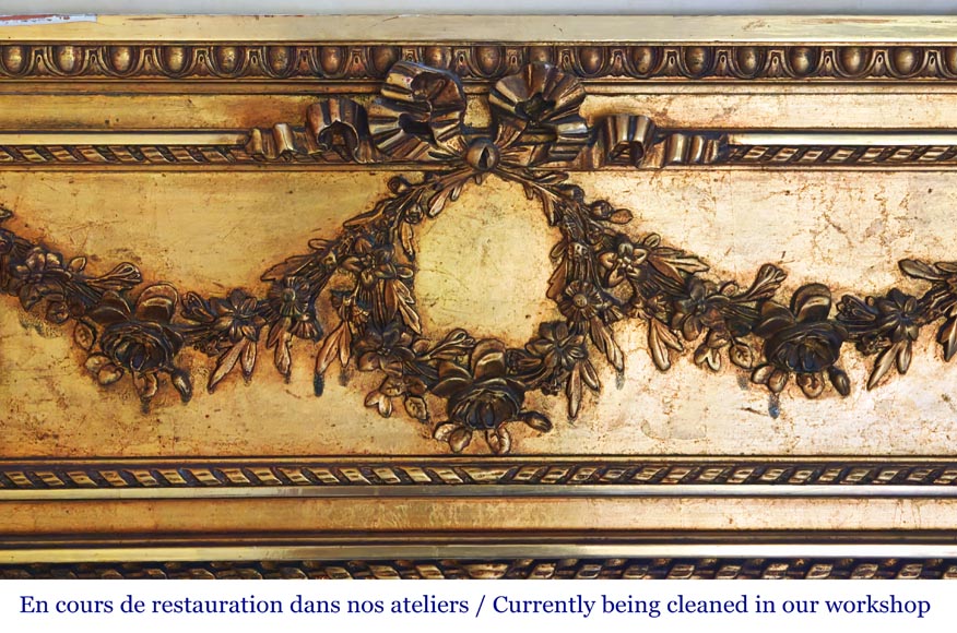 Trumeau doré de style Louis XVI à la couronne de fleur-1