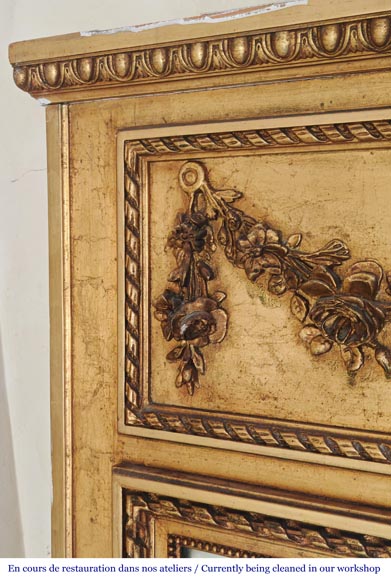 Trumeau doré de style Louis XVI à la couronne de fleur-2