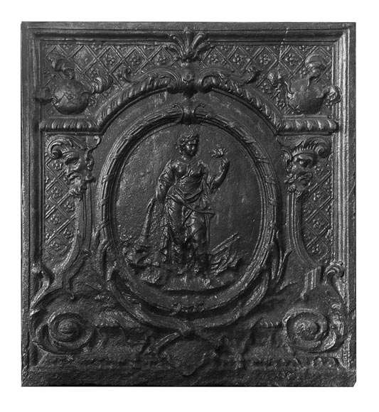Plaque de cheminée décorée d'une allégorie du feu Plaque de cheminée décorée d'une allégorie du feu-0