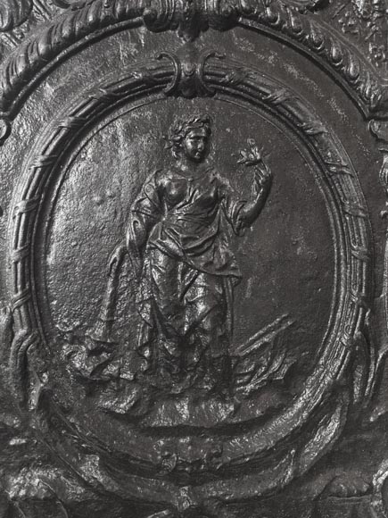 Plaque de cheminée décorée d'une allégorie du feu Plaque de cheminée décorée d'une allégorie du feu-1