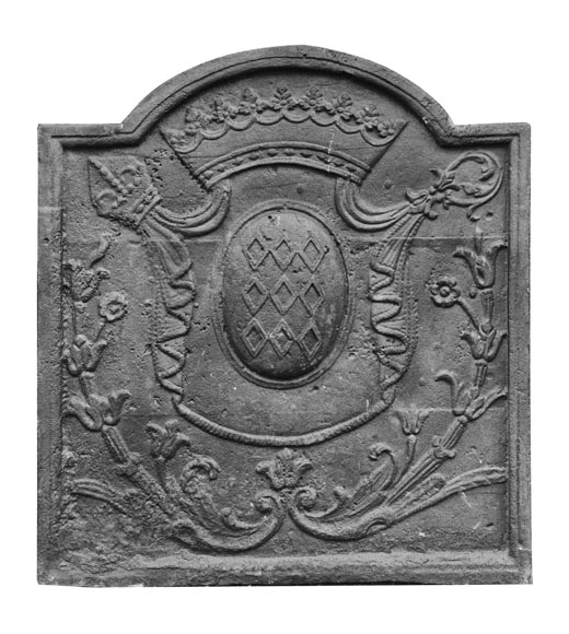 Plaque de cheminée aux armoiries géométriques-0