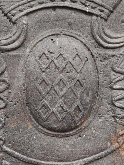 Plaque de cheminée aux armoiries géométriques-1