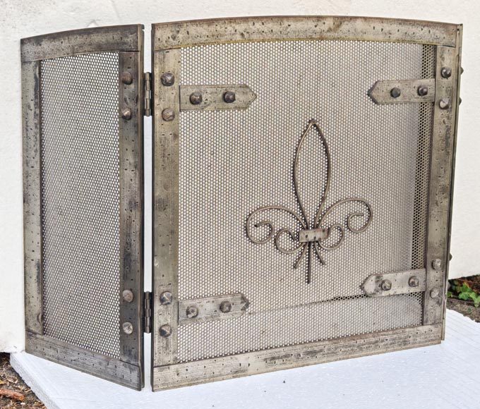 Pare étincelle moderne décoré d'une fleur de lys Pare étincelle moderne décoré d'une fleur de lys-1