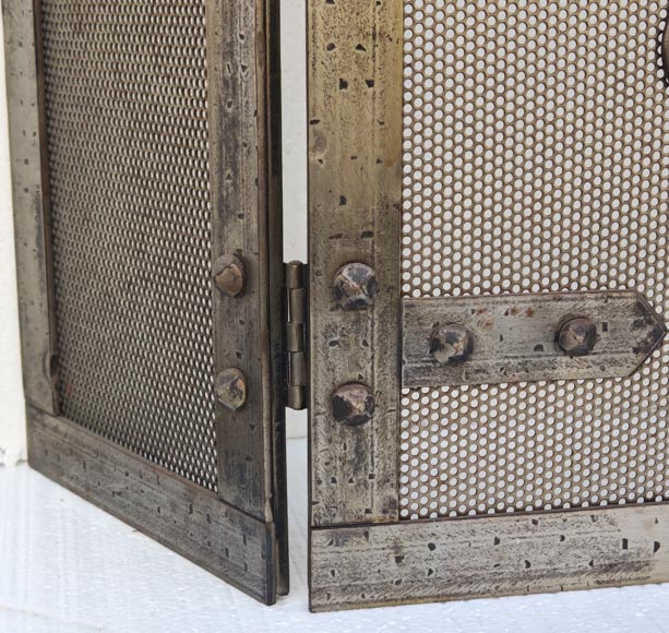 Pare étincelle moderne décoré d'une fleur de lys Pare étincelle moderne décoré d'une fleur de lys-3