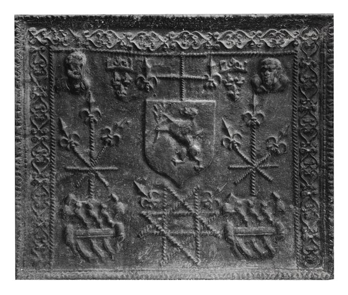 Plaque de cheminée en fonte à décor d'armoirie et de buste de personnage-0