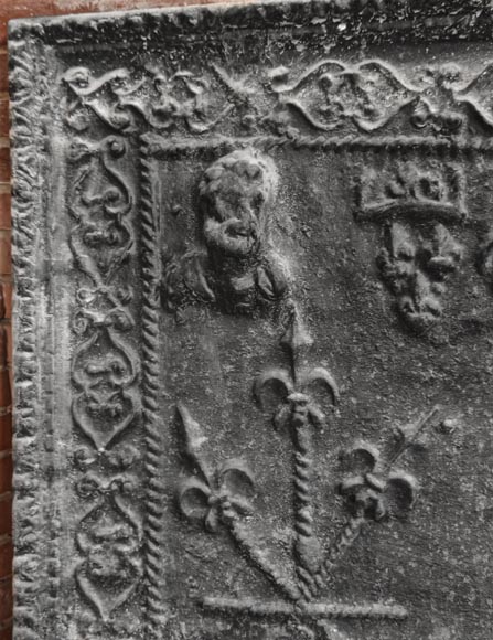 Plaque de cheminée en fonte à décor d'armoirie et de buste de personnage-1