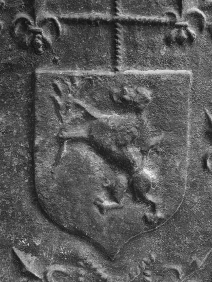 Plaque de cheminée en fonte à décor d'armoirie et de buste de personnage-2