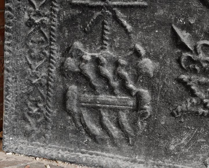 Plaque de cheminée en fonte à décor d'armoirie et de buste de personnage-3