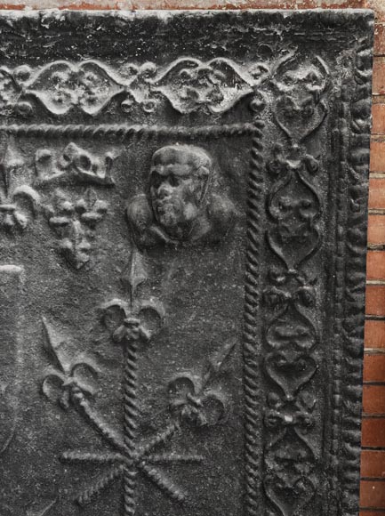 Plaque de cheminée en fonte à décor d'armoirie et de buste de personnage-4