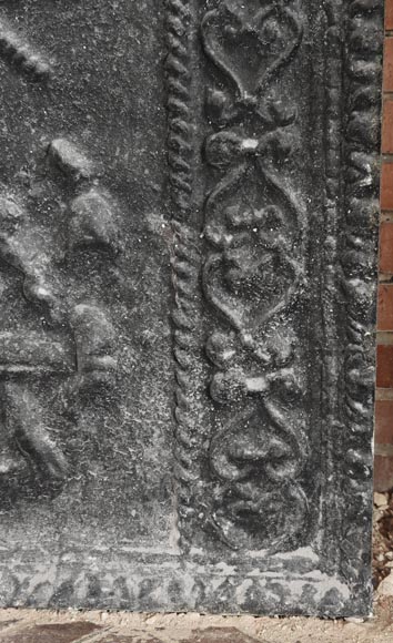 Plaque de cheminée en fonte à décor d'armoirie et de buste de personnage-6