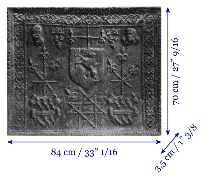 Plaque de cheminée en fonte à décor d'armoirie et de buste de personnage-8