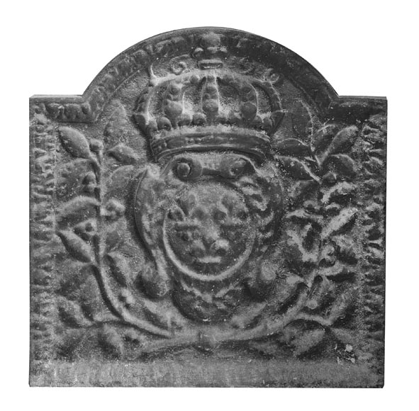 Plaque de cheminée aux Armes de France en fonte moderne-0