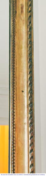 Trumeau de style Louis XVI doré, à frise de ruban et de perle Trumeau de style Louis XVI doré, à frise de ruban et de perle-2