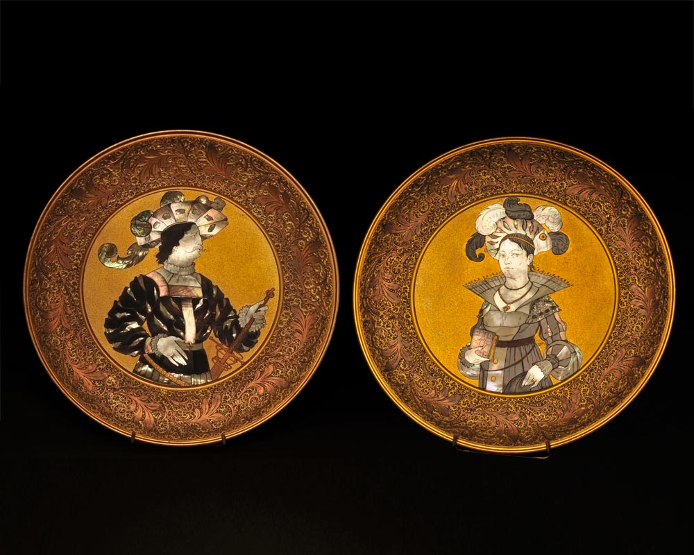 Maison KAYSER SOHN, Personnages de la Renaissance, Paire de plats décoratifs en corviniello-0