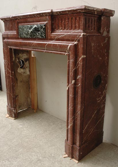 Cheminée de style Louis XIV en marbre Rouge du Nord à incrustation-3