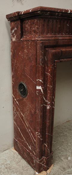 Cheminée de style Louis XIV en marbre Rouge du Nord à incrustation-5