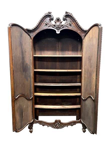 Armoire en noyer sculpté de style Louis XV à décor japonisant peint en relief-11