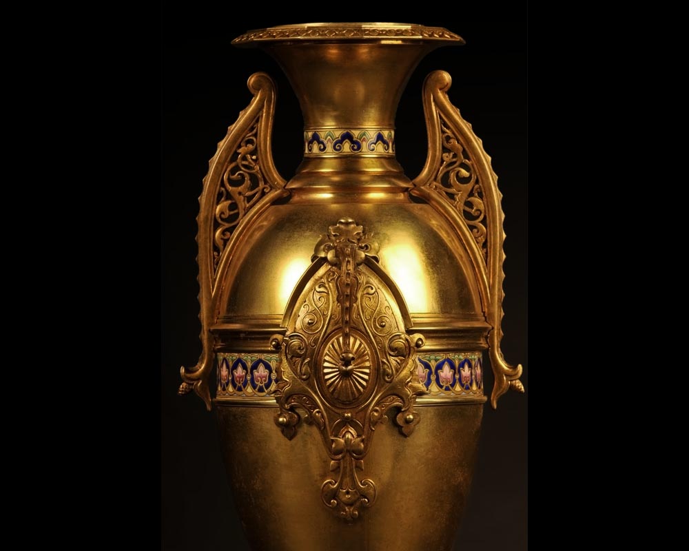 Garniture de cheminée orientalisante en bronze doré  à décor de porcelaine polychrome-4