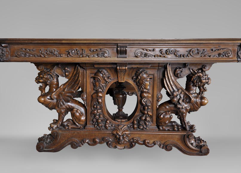 Belle table de style Néo-Renaissance en noyer sculpté à décor de lions et d'animaux mythiques-1