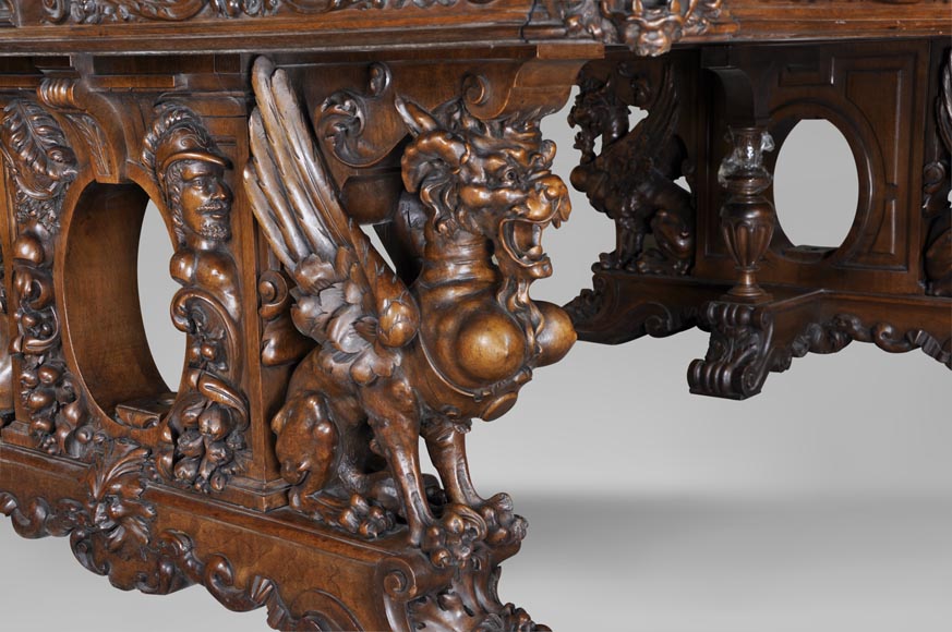 Belle table de style Néo-Renaissance en noyer sculpté à décor de lions et d'animaux mythiques-2