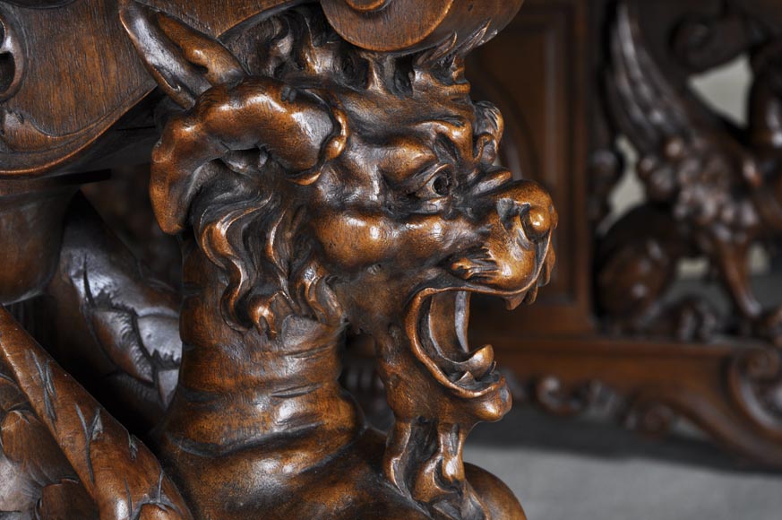 Belle table de style Néo-Renaissance en noyer sculpté à décor de lions et d'animaux mythiques-3