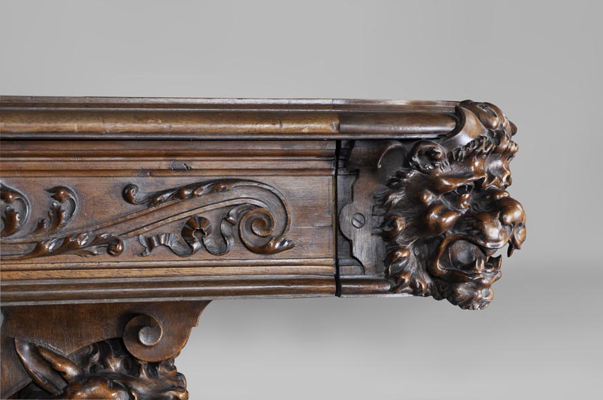 Belle table de style Néo-Renaissance en noyer sculpté à décor de lions et d'animaux mythiques-5